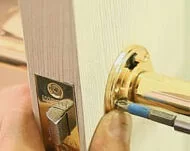 Установка дверных ручек