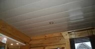 Подвесной потолок из пластиковых панелей
